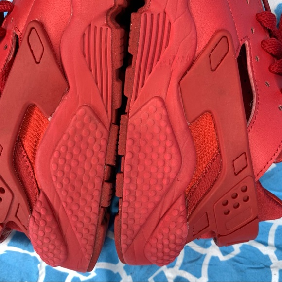 Nike Men’s size 7.5 Air Huarache Triple Red Low top classic premium sneakers og - Picture 10 of 11